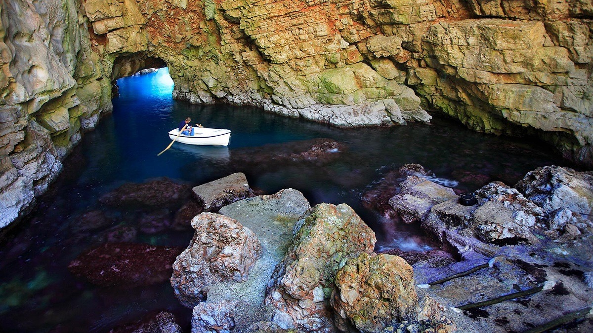 Odysseus Cave Boat Tour at Cheap Prices Image (1/1)